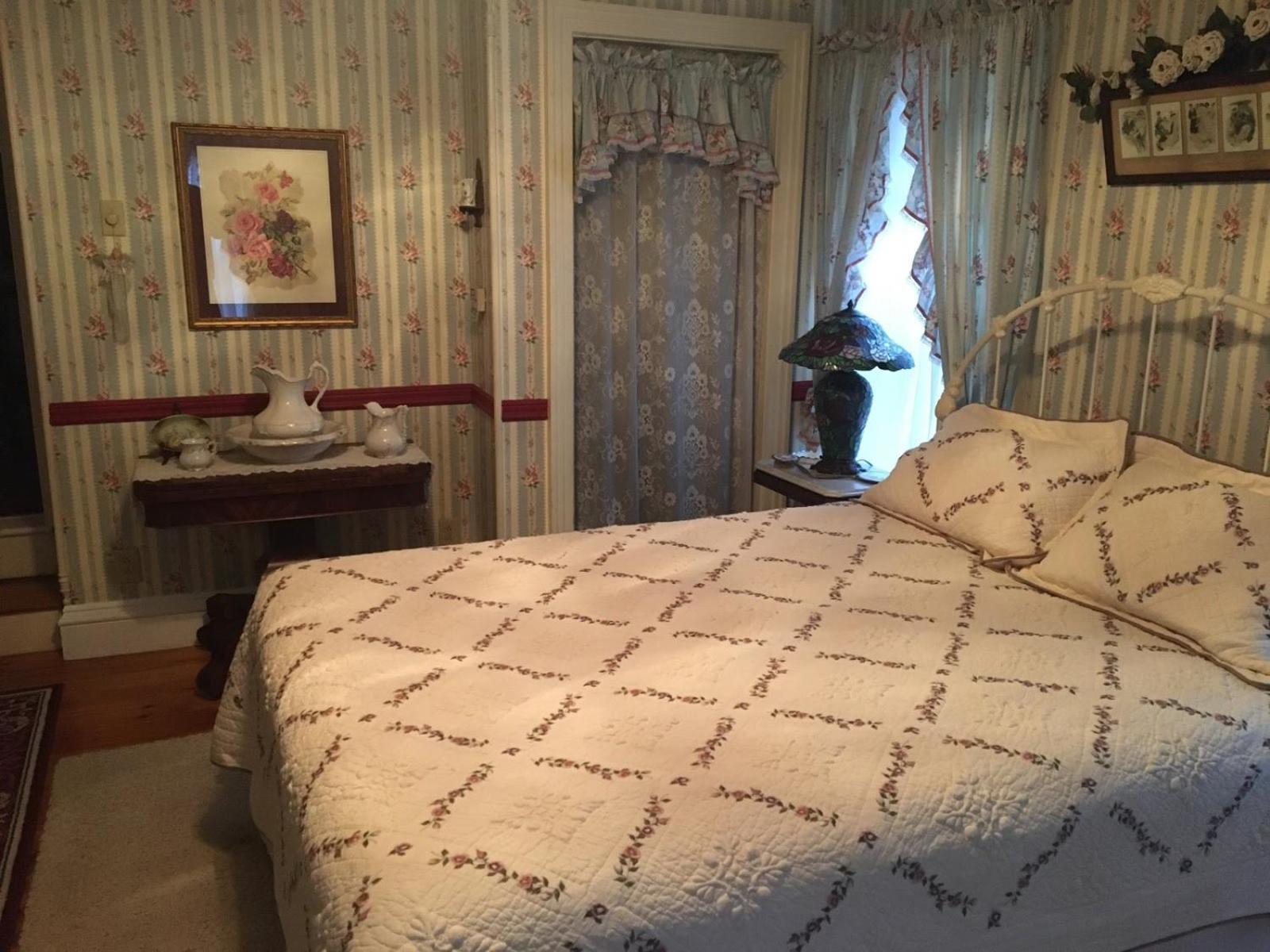 Raindrops On Roses Bed & Breakfast Herkimer Eksteriør billede